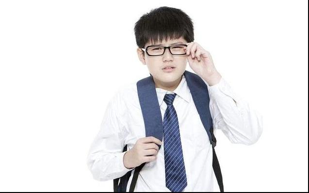 家長注意，孩子近視的禍端不再是手機，竟是學校這個新產物，孩子每天都在接觸