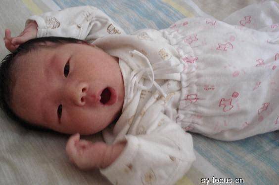 生女兒被婆婆趕回娘家我爸樂了，一個月後婆婆登門道歉