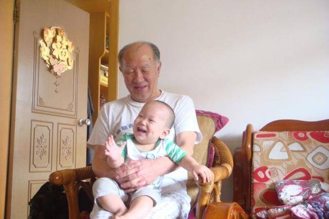 生女兒被婆婆趕回娘家我爸樂了，一個月後婆婆登門道歉