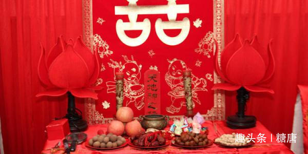 母親剛過世爸爸再婚，兒子穿孝服大鬧，新娘子掀開蓋頭，兒子樂了
