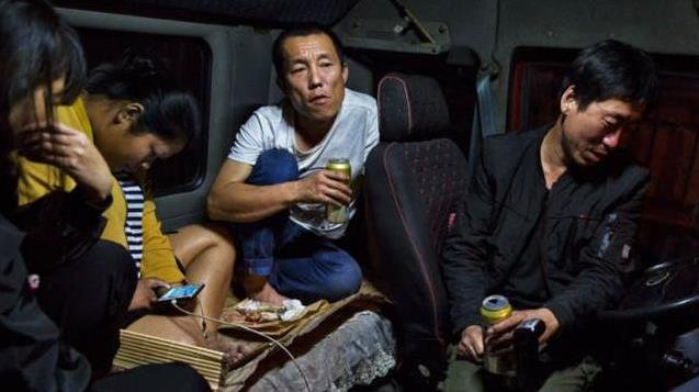 為什麼貨車司機一般都會帶著老婆一起跑貨？一位老司機偷偷告訴你「實情」！