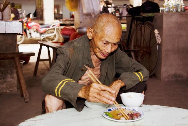 親生女失蹤兩年，父親在飯館點道菜，吃完後哭著報了警