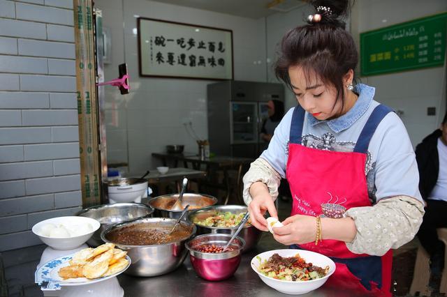 親生女失蹤兩年，父親在飯館點道菜，吃完後哭著報了警