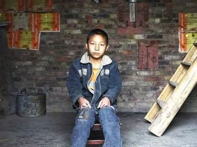 母親丟下兒子改嫁，老了卻被娘家拋棄，兒子說了4個字，笑著將母親接回家