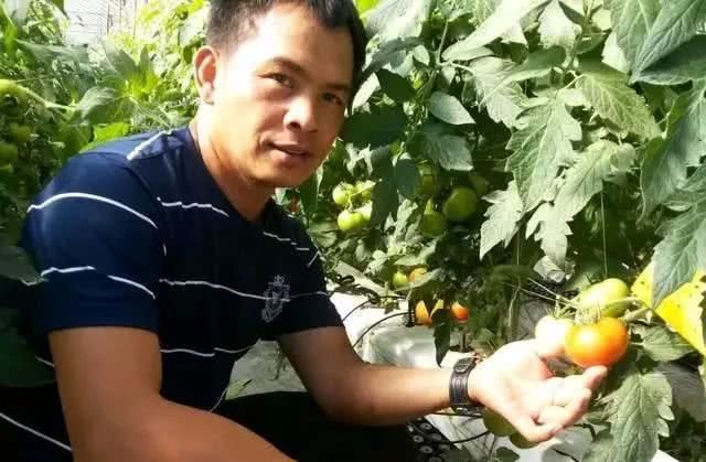 母親丟下兒子改嫁，老了卻被娘家拋棄，兒子說了4個字，笑著將母親接回家