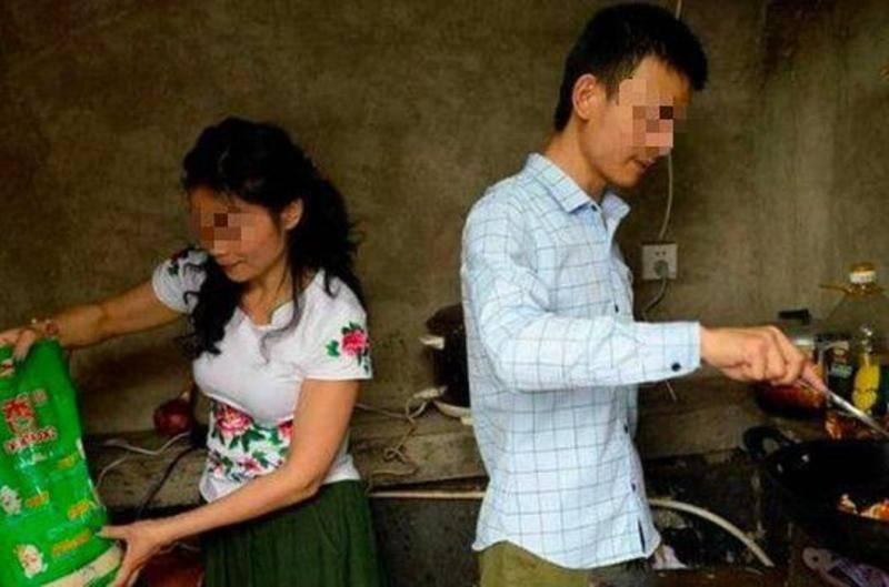 女兒每月給父親寄1萬，重病後沒錢了，弟弟拿刀衝上門，姐姐愣了