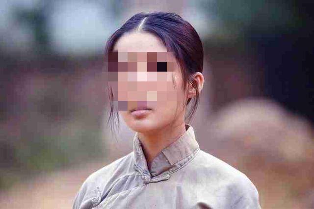 雙胞胎從小失散，二十多年後重逢彼此境遇大不相同，沒相認