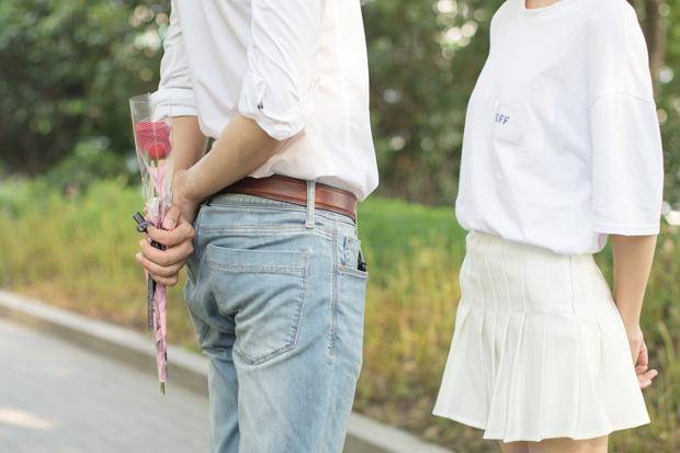 大姑姐小產，婆婆讓我轉一萬營養費，老公發來截圖，我感覺臉冷冷的