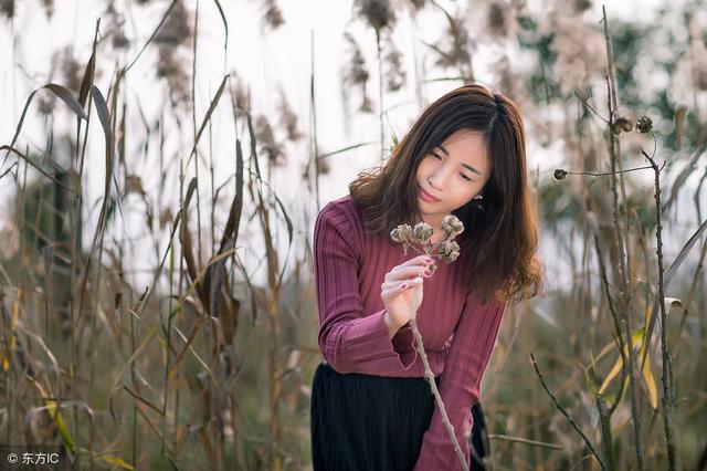 賣妹妹抵哥哥彩禮，爹把女兒嫁給大18歲的混混，3年後妹妹樂了