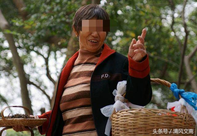 9歲男孩帶妹妹玩耍，遇見老奶奶問路，亂指一個方向卻救了妹妹命