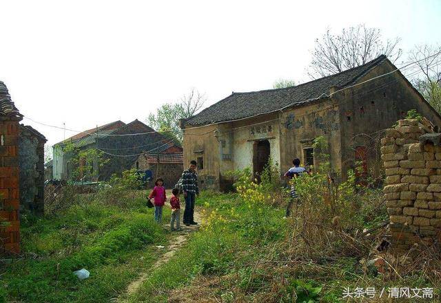 9歲男孩帶妹妹玩耍，遇見老奶奶問路，亂指一個方向卻救了妹妹命
