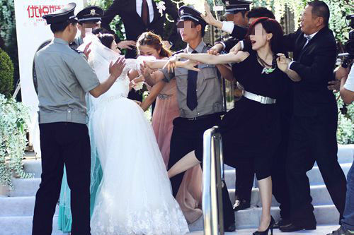 姐夫去世，妹妹結婚嫌晦氣不讓姐去，姐溜去現場，瞧見新郎報了警