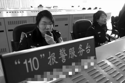 姐夫去世，妹妹結婚嫌晦氣不讓姐去，姐溜去現場，瞧見新郎報了警