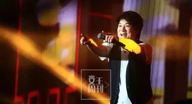 妻子患病滿頭白髮，兩人像母子，但「周華健」30年不離不棄！他才是真正的男神！