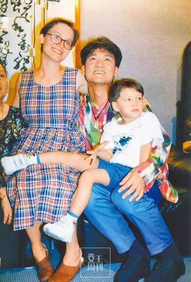 妻子患病滿頭白髮，兩人像母子，但「周華健」30年不離不棄！他才是真正的男神！