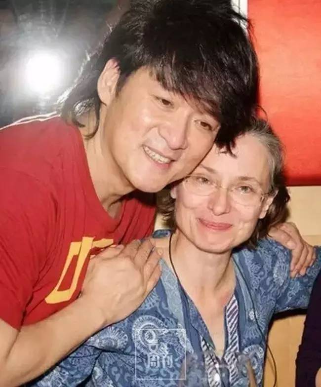 妻子患病滿頭白髮，兩人像母子，但「周華健」30年不離不棄！他才是真正的男神！