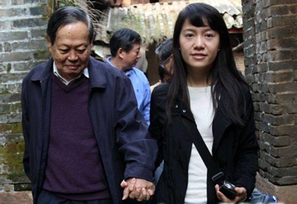 95歲楊振寧近照曝光，老態橫生，宣布財產分配，只給相處14年的小媳婦一套房子的使用權，翁帆臉都變了！這樣的青春值得嗎？