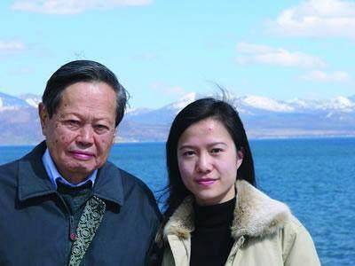 95歲楊振寧近照曝光，老態橫生，宣布財產分配，只給相處14年的小媳婦一套房子的使用權，翁帆臉都變了！這樣的青春值得嗎？