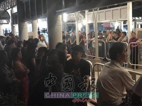 馮偉衷靈柩已送到靈堂權怡鳳、徐彬、謝靜儀和宗子傑等前來弔唁