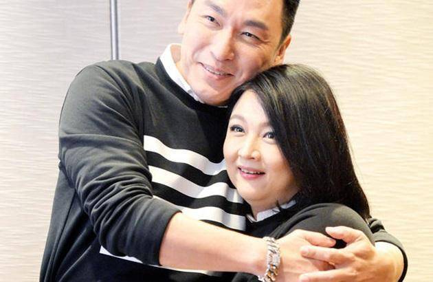 與老公低調相愛27年，現老公依舊帥氣，而她卻胖成球