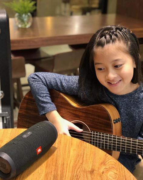 天生好歌喉！泰國小女孩「13歲純淨嗓音」征服全場　為比賽「苦練台語歌」逼哭對手：她太強了