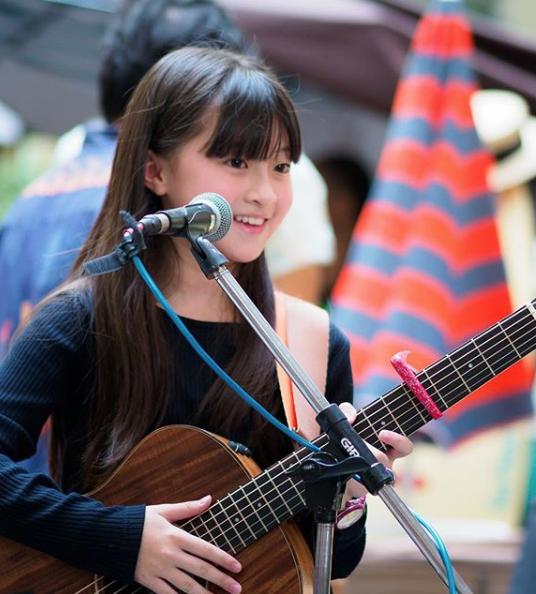 天生好歌喉！泰國小女孩「13歲純淨嗓音」征服全場　為比賽「苦練台語歌」逼哭對手：她太強了