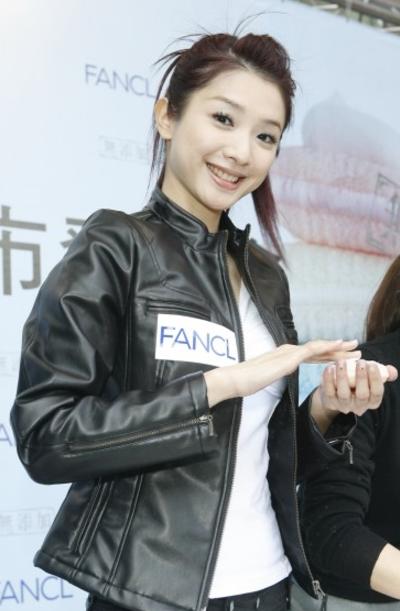 當年他是偶像劇一哥，女友車禍往生他「代盡孝7年」，談過8段感情從不承認如今居然認了「她」！