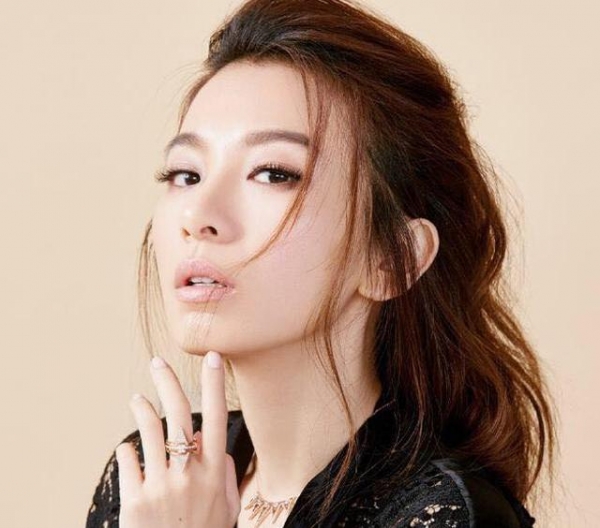 SHE近照曝光，造化弄人，當年最美公主變堅強，最瘦變最美，男人婆變最有女人味！