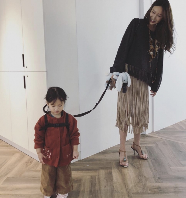 爸爸、哥哥出國了，「2歲妹妹」跟媽媽隋棠上班！她乖巧小動作「曝超完美家教」！