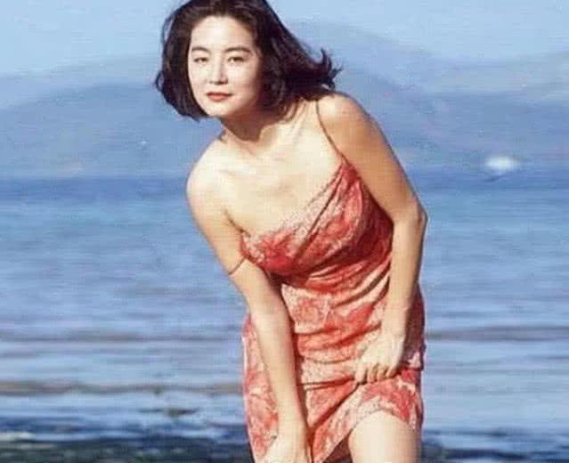 林青霞35年前照片曝光，弔帶紅裙讓男人淪陷，完美身材成了亮點！ 