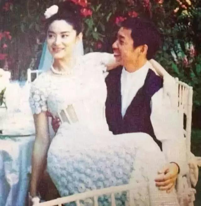 林青霞35年前照片曝光，弔帶紅裙讓男人淪陷，完美身材成了亮點！ 