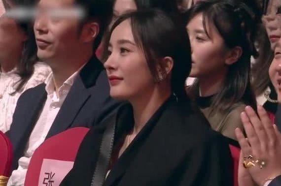 楊冪劉愷威離婚後首度相見，卻在頒獎典禮上，楊冪的表情說明一切