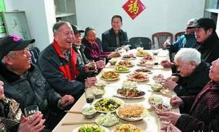 這套「同學聚會照片」瞬間瘋傳！看到「最後一張」所有人都哭了！