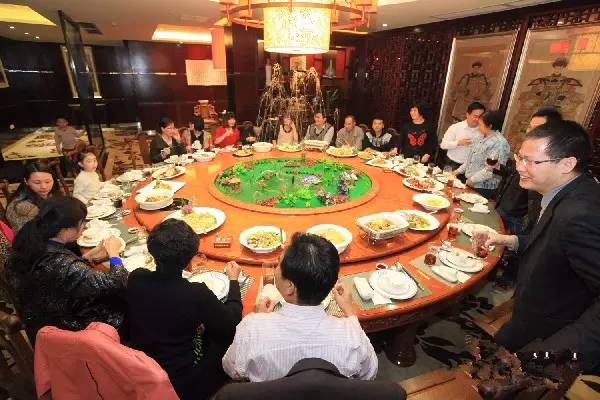 這套「同學聚會照片」瞬間瘋傳！看到「最後一張」所有人都哭了！