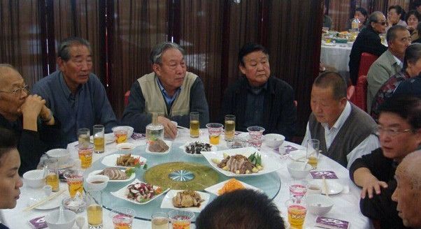 這套「同學聚會照片」瞬間瘋傳！看到「最後一張」所有人都哭了！