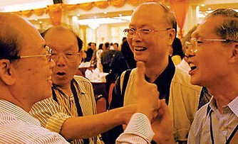 這套「同學聚會照片」瞬間瘋傳！看到「最後一張」所有人都哭了！