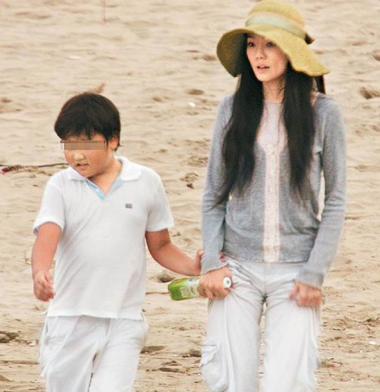 不只謝金燕的孩子生父成謎！她在丈夫過世4年才鬆口：「肚子裡的孩子其實是.....」網友爆淚！