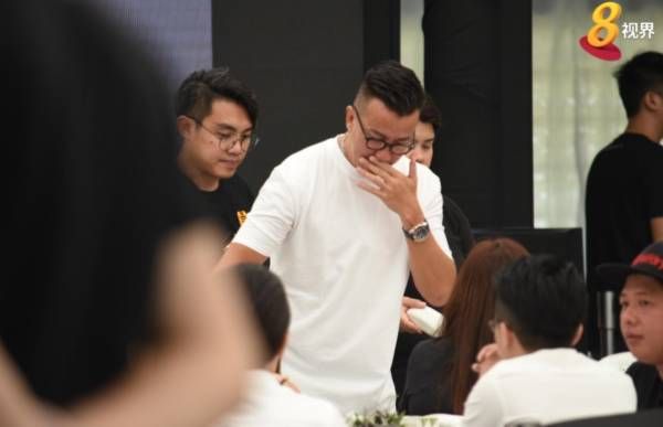 【又心痛又欣慰】新加坡藝人陳漢瑋Po照片『天上有人照顧偉衷』網友看了再度流淚~
