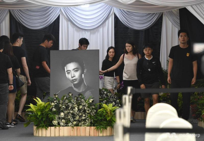 【馮偉衷逝世】馮媽媽悲痛瞻仰兒子遺容，傷心落淚不願離開~