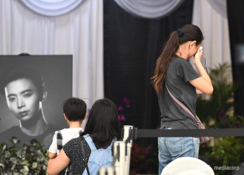 【馮偉衷逝世】馮媽媽悲痛瞻仰兒子遺容，傷心落淚不願離開~