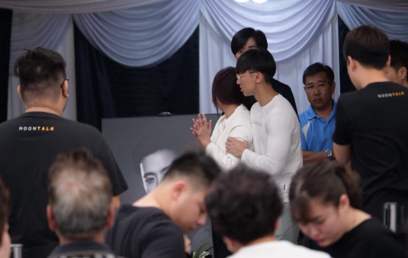【馮偉衷逝世】馮媽媽悲痛瞻仰兒子遺容，傷心落淚不願離開~