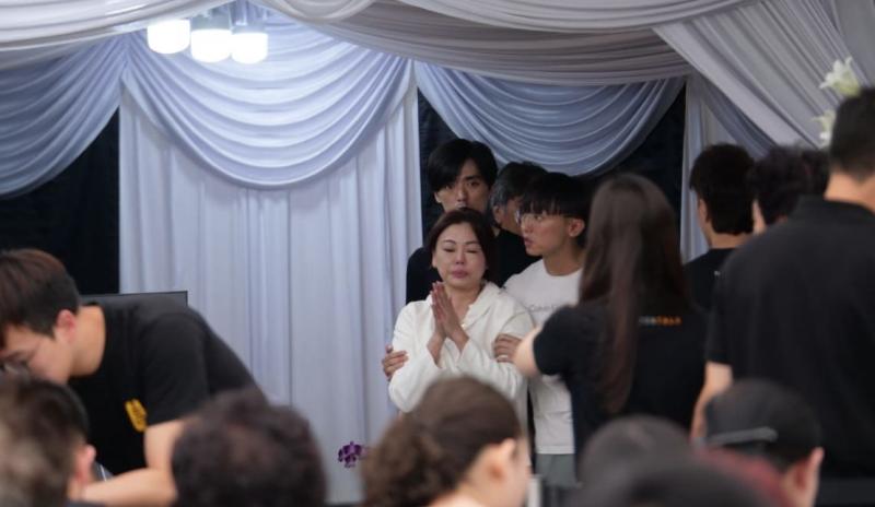 【馮偉衷逝世】馮媽媽悲痛瞻仰兒子遺容，傷心落淚不願離開~