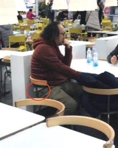 王菲前夫竇唯近照暴光，衣冠不整髮際線到後腦勺，仿佛花甲之年