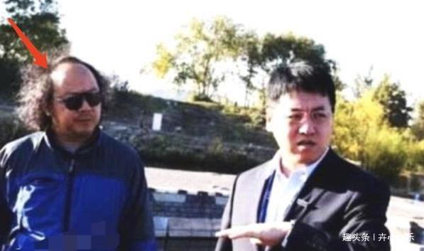王菲前夫竇唯近照暴光，衣冠不整髮際線到後腦勺，仿佛花甲之年