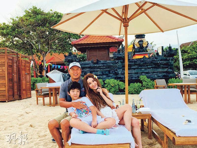 52歲溫碧霞近照曝光！「結婚18年」領養一子恩愛如初 為陪家人「少賺7位數」暖喊：是無價之寶