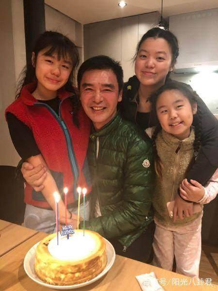 鍾鎮濤4個兒女曝光，前妻生的兩個顏值差別大，兒子比65歲爸還老