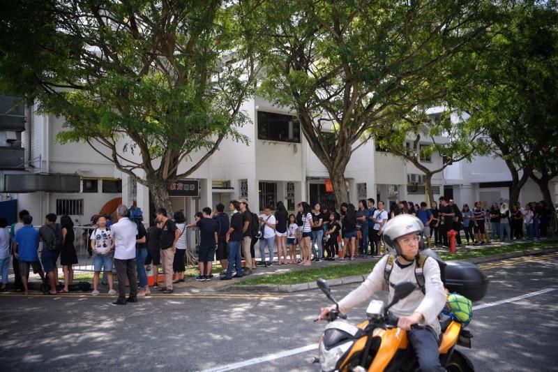 眾人排隊見馮偉衷最後一面！藝人前來致哀，哭成淚人... 「請叫我馮太」 胡佳琪希望馮偉衷託夢給她~