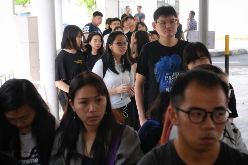 眾人排隊見馮偉衷最後一面！藝人前來致哀，哭成淚人... 「請叫我馮太」 胡佳琪希望馮偉衷託夢給她~