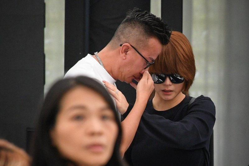 眾人排隊見馮偉衷最後一面！藝人前來致哀，哭成淚人... 「請叫我馮太」 胡佳琪希望馮偉衷託夢給她~