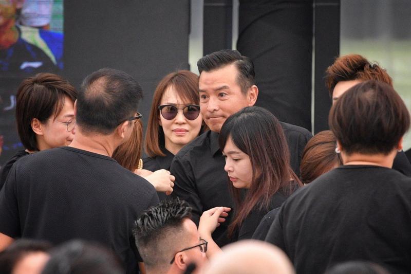 眾人排隊見馮偉衷最後一面！藝人前來致哀，哭成淚人... 「請叫我馮太」 胡佳琪希望馮偉衷託夢給她~